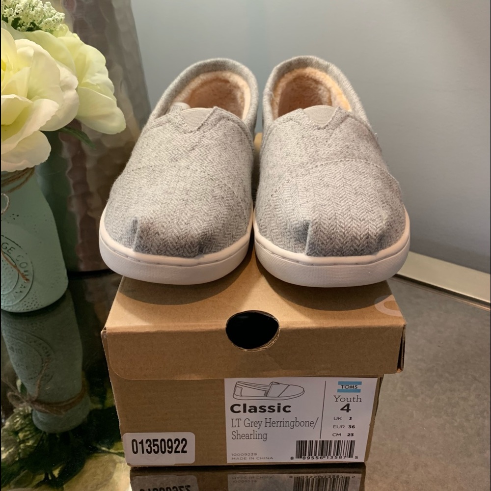 NWOT Toms Lt Gray Herringbone Shoe Sz 4